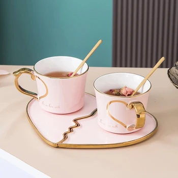 Bir Çift Kalp Kahve Fincanları Tabakları Ve Kaşık Altın Jant Yaratıcı çay bardağı seti Seramik Sofra Lüks Düğün Çift Hediye